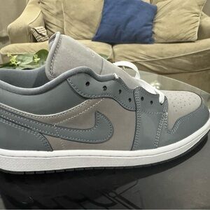 Nike Men's Two-Tone Gray Sneakers